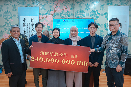 PT Hisense International Indonesia Distributed Education Scholarships to Four Students of Chinese Language and Culture Study Programme of University Al-Azhar Indonesia (UAI)